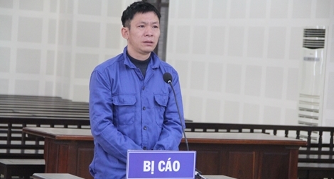 Dùng dao cứa cổ vợ vì phát hiện ảnh tình tứ với người lạ 