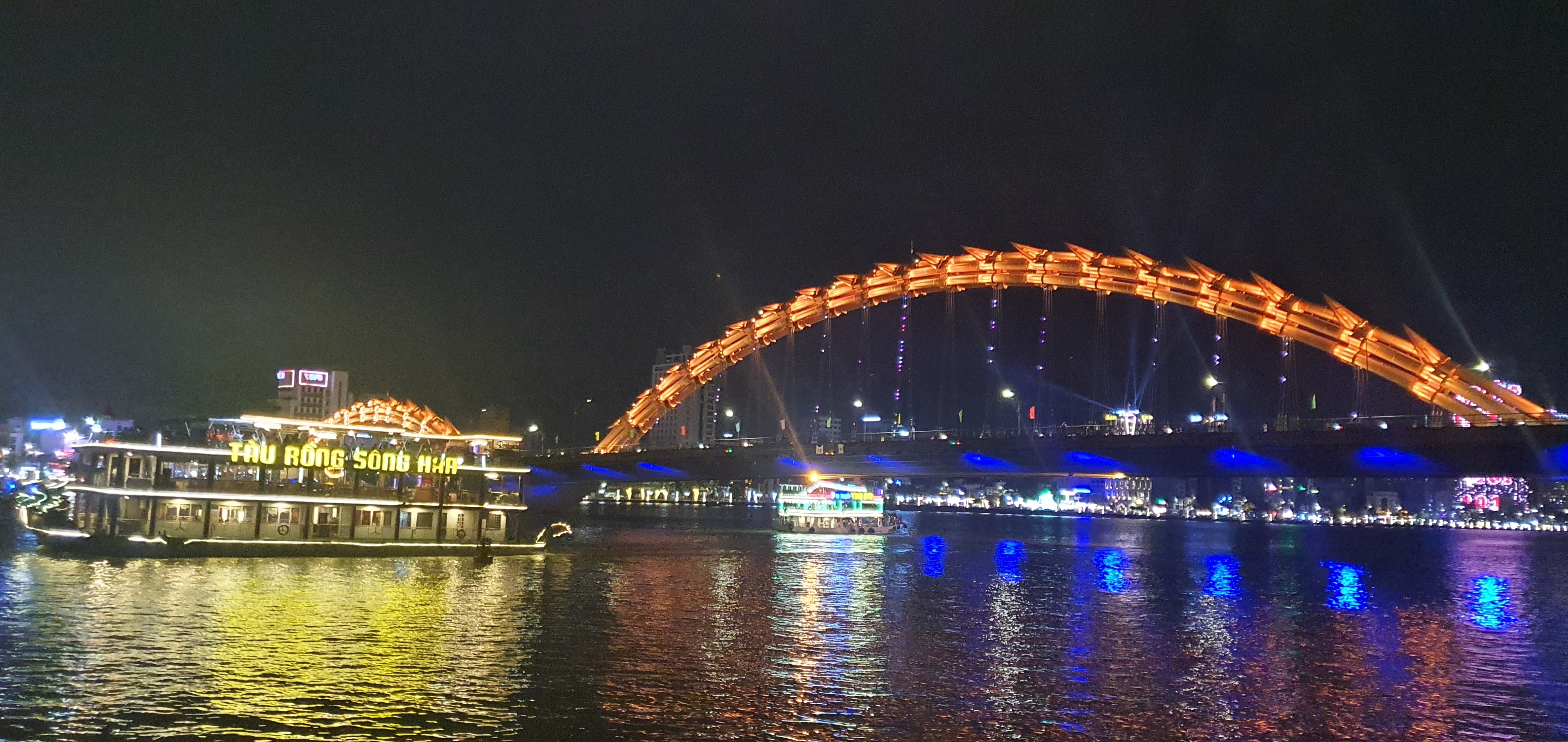 Đà Nẵng tặng 2.000 vé du thuyền ngắm sông Hàn ngày đầu năm mới