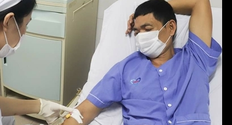 Người đàn ông bị thủng ruột vì uống thuốc giảm đau tự mua 