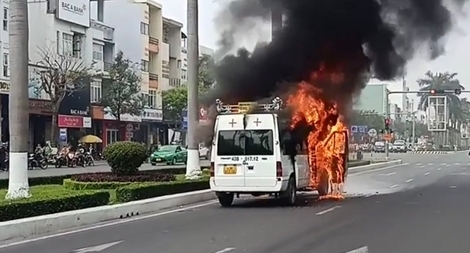 Xe tang lễ bốc cháy ngùn ngụt giữa phố 