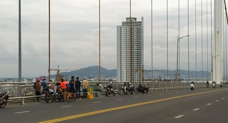 Nam sinh viên bỏ lại xe máy nhảy cầu Thuận Phước 