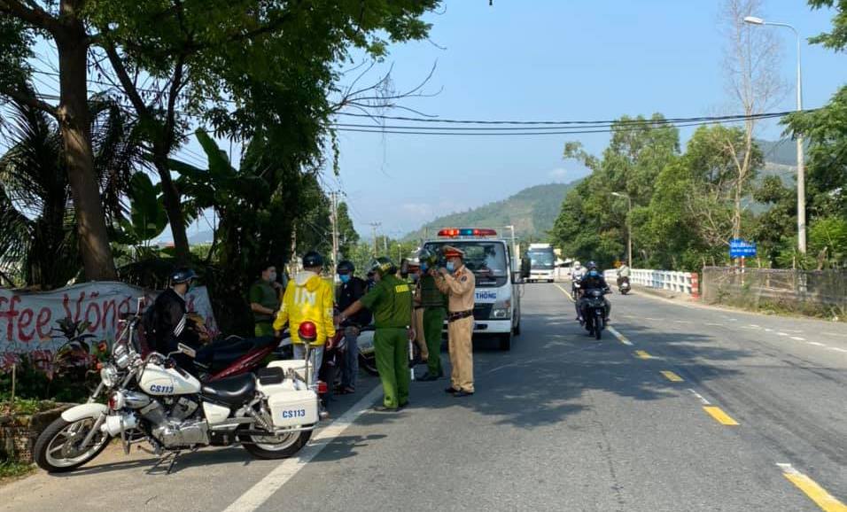 Ngăn chặn hơn 40 quái xế "biểu diễn" trên đèo Hải Vân