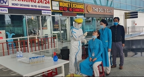 Xét nghiệm COVID-19 cho 2.000 người làm việc tại Cảng hàng không quốc tế Đà Nẵng