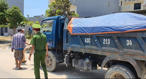 Xe chở cát 'tung hoành' gây ô nhiễm ở Đà Nẵng 