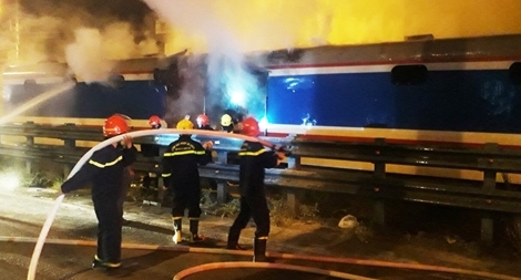 Toa tàu hỏa bốc cháy dữ dội thiêu rụi hàng chục tấn hàng hóa 