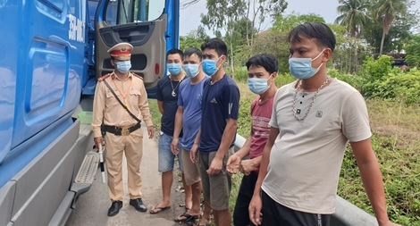 CSGT phát hiện 5 người từ vùng dịch trốn trong xe container