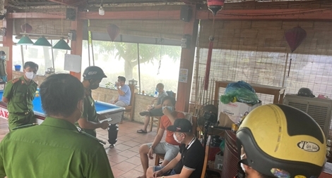 Chủ nhà hàng cùng 3 khách đánh bi-a nộp phạt 63 triệu đồng