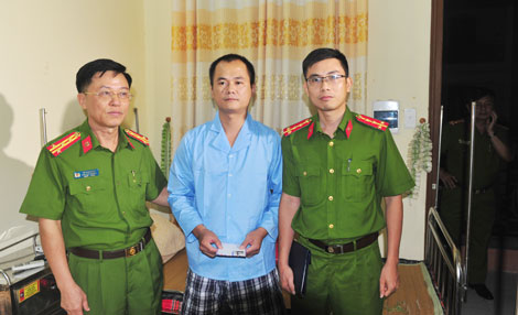 Thăm, động viên CBCS bị thương khi làm nhiệm vụ