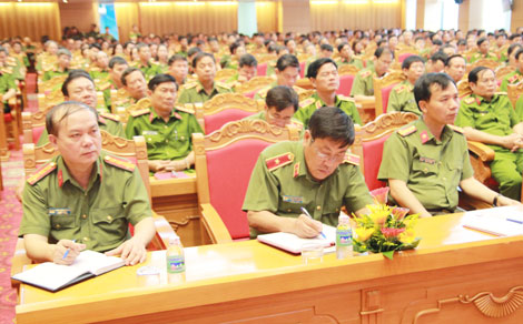 Lãnh đạo chủ chốt nghe báo cáo về tình hình thời sự 