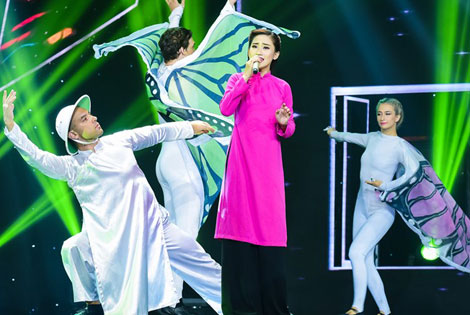 Vũ công ngoại "đổ bộ" showbiz Việt: Chất lượng hay thời thượng?