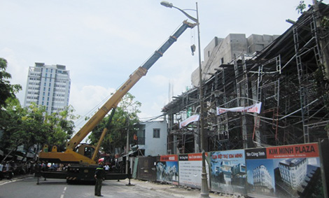 Sập giàn giáo, 2 nữ công nhân bị vùi lấp