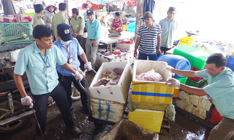 Phát hiện hơn 600kg thịt thối giữa chợ thị xã