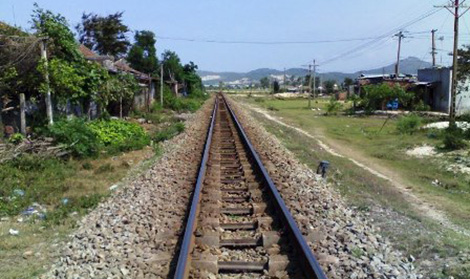 Không quan sát khi đi qua đường sắt, 2 mẹ con bị tàu cán tử vong