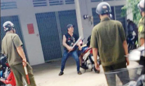 Mang mã tấu đến nhà vợ cũ để… níu kéo tình cảm