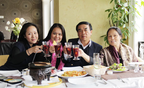 Đại sứ Ngô Quang Xuân: Không ai dạy con để thành hoa hậu…