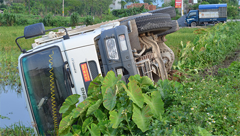 Xe tải mất lái “chổng vó” dưới ruộng