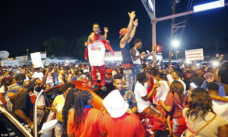 Cảnh sát Mỹ lại bắn chết người da màu