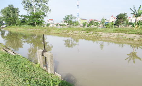 Đi lo tang lễ cho anh trai về, phát hiện con trai bị đuối nước