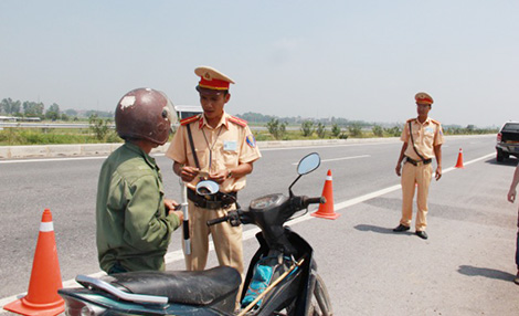 Theo chân tổ công tác xử lý vi phạm trên cao tốc Hà Nội – Bắc Giang