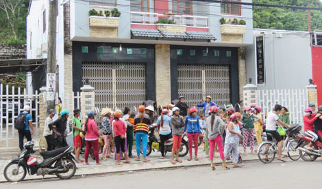 Đánh nhau vỡ đầu vì tranh gạo từ thiện tại tiệm vàng