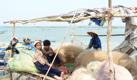 Vật lộn mưu sinh trên lòng hồ Dầu Tiếng
