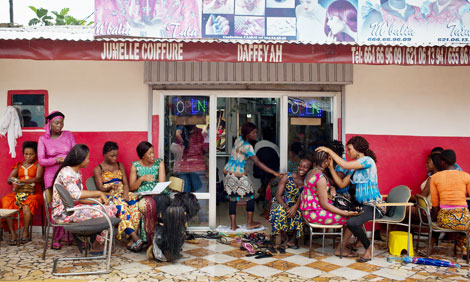 Thợ cắt tóc kiêm tư vấn viên kế hoạch hóa gia đình