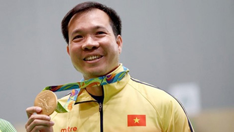 Hoàng Xuân Vinh góp 10.000 USD gây quỹ từ thiện