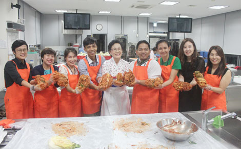 Các nhà báo ASEAN học cách làm kimchi