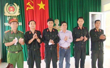 Khen thưởng lực lượng Công an giải cứu con tin an toàn