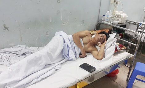 Chống tiêu cực bị anh rể chém trọng thương