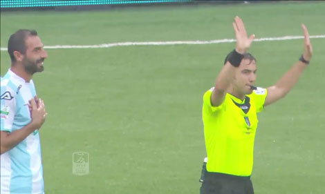 Khi bóng đá không chỉ có thẻ vàng, thẻ đỏ