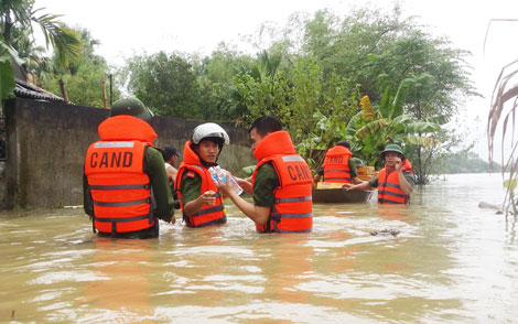 Công an Hà Tĩnh khắc phục hậu quả mưa lũ và ứng phó bão số 7