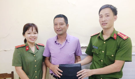 Trao trả tài sản cho khách nước ngoài để quên trên taxi