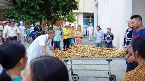 Người nhà phản ứng với bác sĩ sau khi sản phụ tử vong