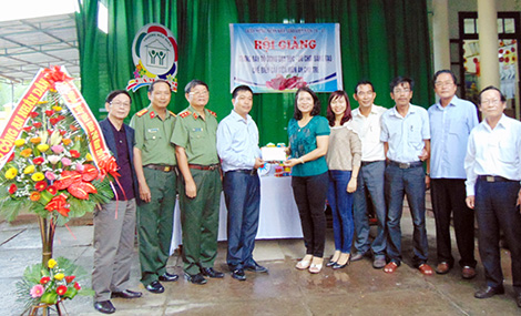 Tặng 50 triệu đồng và trang thiết bị dạy học cho Trường Mẫu giáo Cẩm Nam
