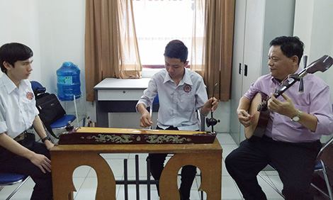 Đàn bầu Việt Nam có nguy cơ bị “xâm hại chủ quyền”