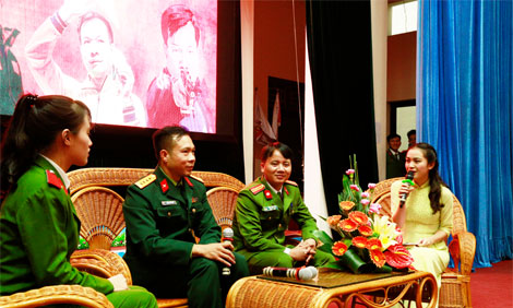 Xạ thủ Hoàng Xuân Vinh giao lưu với sinh viên Học viện CSND