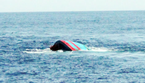 Sóng đánh chìm 2 tàu cá, 11 ngư dân được cứu sống