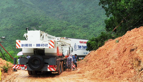 Trắng đêm khắc phục sự cố sạt lở trên hai huyết mạch giao thông qua đèo Cả
