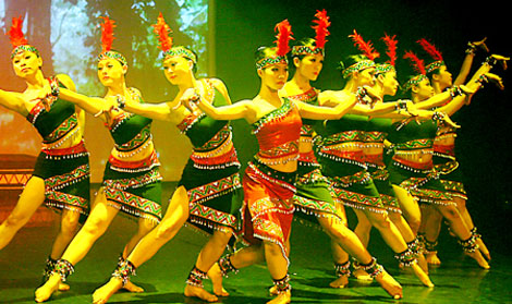 Múa dân tộc: Đừng để xa rời bản sắc Việt