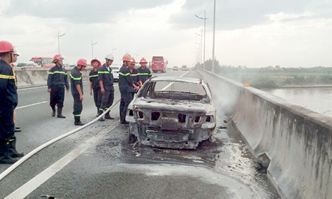 Ô tô cháy rụi trên cao tốc, tài xế đạp cửa thoát thân