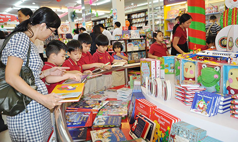 Tặng sách ngày Tết:  Cần nhân rộng, lan tỏa trong cộng đồng