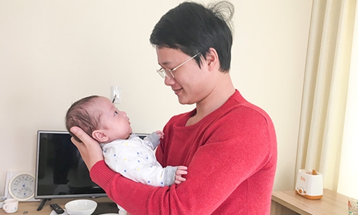 Mùa xuân đầu tiên của bé Gấu - con trai Thiếu úy Đậu Thị Huyền Trâm