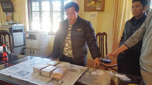 Vận chuyển thuê 10 bánh heroin lấy 30 triệu đồng