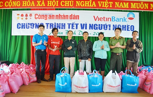 Ấm áp tình người chuyến quà ngày giáp Tết