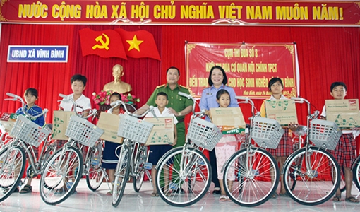 Tặng xe đạp cho học sinh nghèo hiếu học ngày cuối năm