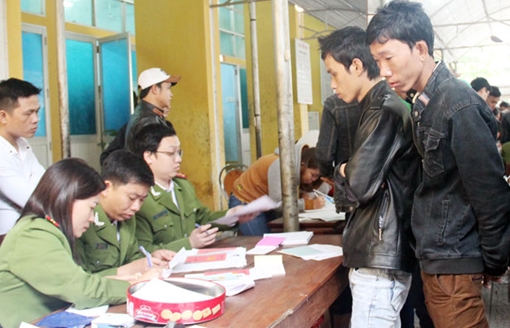 Làm thêm giờ để giải quyết thủ tục cho người dân dịp đầu năm