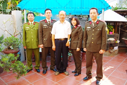 Đến tận nhà làm hộ chiếu thương, bệnh binh