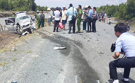 Hai ôtô tông nhau, 11 người thương vong