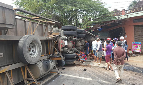 Xe đầu kéo lao vào nhà dân sau khi đâm đuôi xe tải